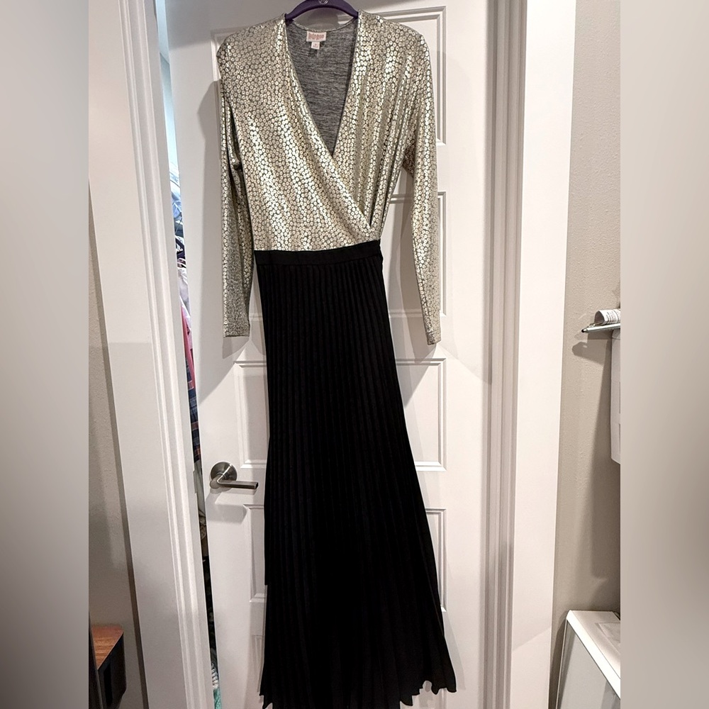 LuLaRoe Deanne wrap dress Never worn beautiful elegant wrap dress from Lula Roe.